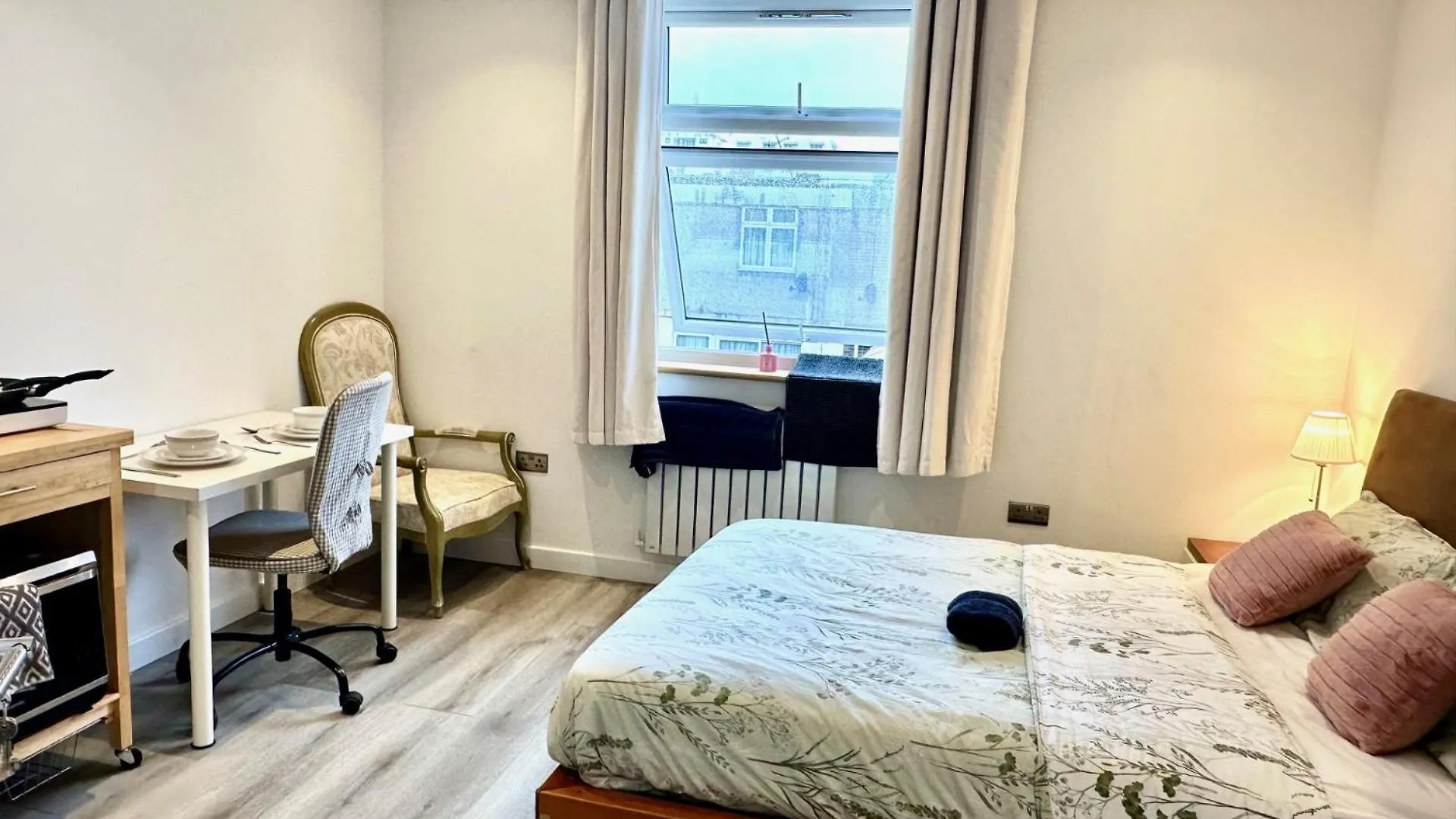 Spacious En-Suite Private Bath And Kitchen Studio Flat Canary Wharf No 3 London